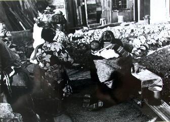 撮影を嫌って逃げ出すこどもたち