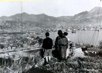 平戸小屋の高台から長崎港内北側を望む