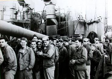 本国に帰還する軍艦上の米国軍兵士