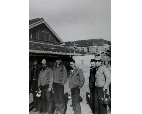 給食を待つ米海軍兵士