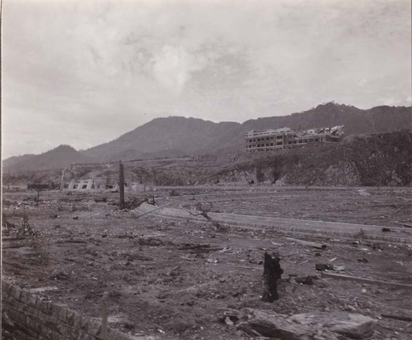 走行中の列車からの風景―駒場町付近