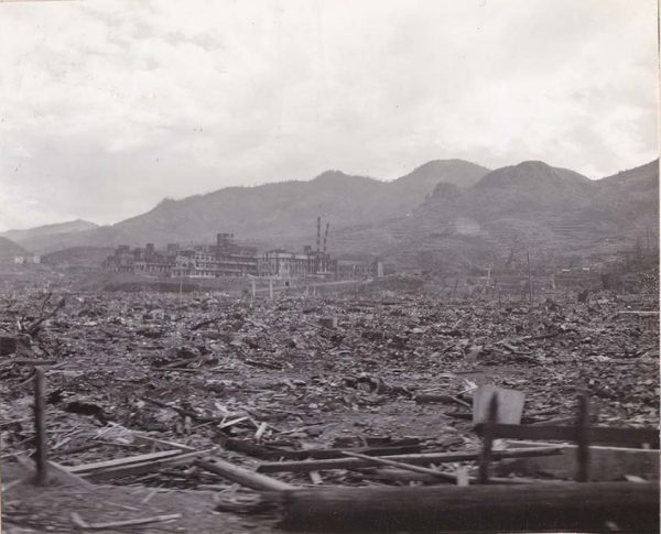 走行中の列車からの風景―岩川町付近
