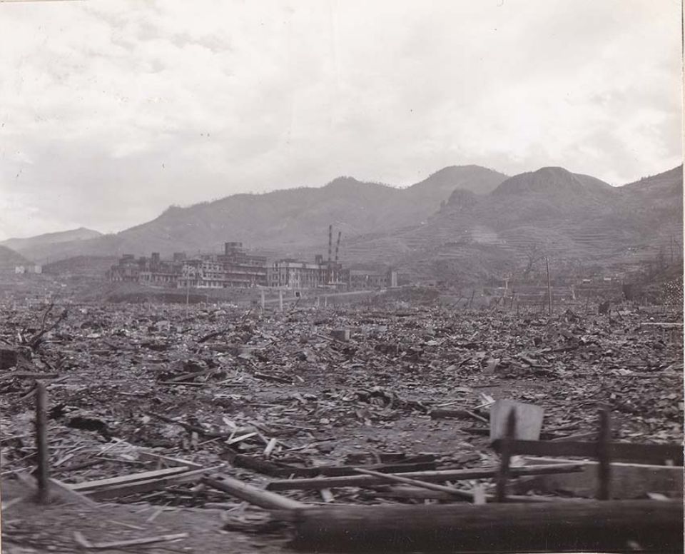 走行中の列車からの風景―岩川町付近