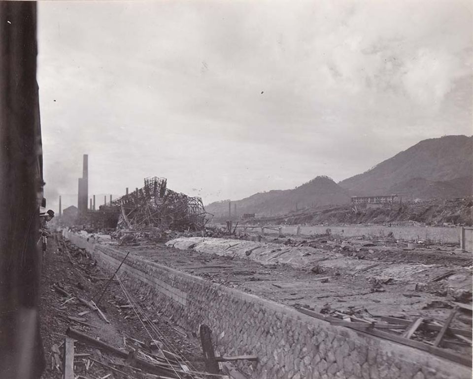走行中の列車からの風景―岩川町付近