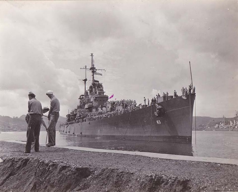 出島岸壁に係留される米海軍軽巡洋艦モービル