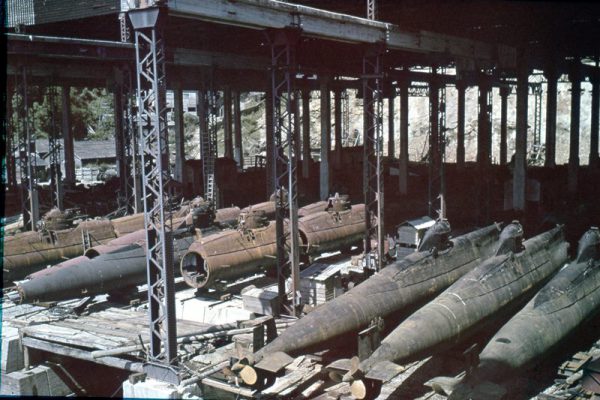 建造中の特攻艇「蛟龍」