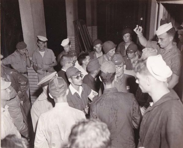 米軍高官と話し合いをする長崎要塞司令官