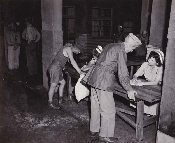 解放の手続きをする捕虜たち