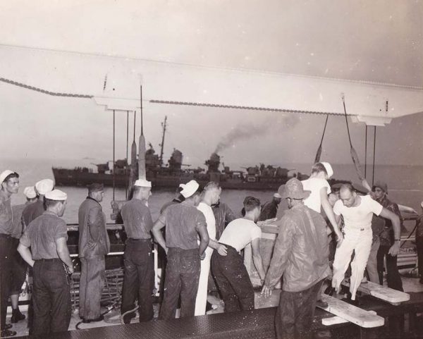 長崎への航海中に死亡した米兵の移送