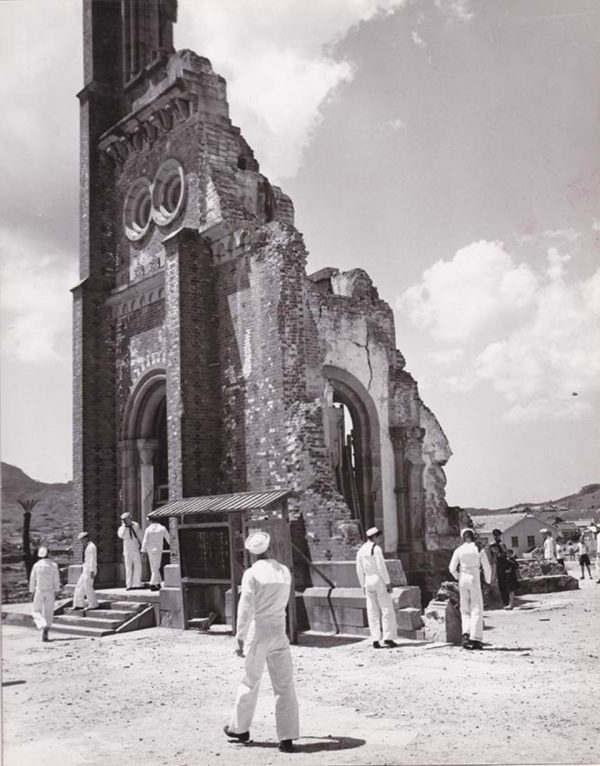 浦上天主堂の観光に訪れた米海軍水兵