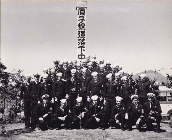 原爆落下中心地の観光に訪れた米海軍水兵
