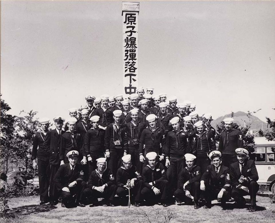 原爆落下中心地の観光に訪れた米海軍水兵