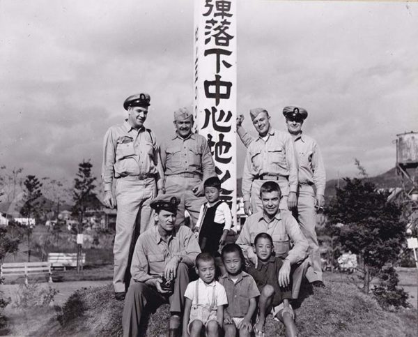 爆心地標識前での記念撮影