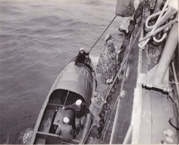 米海軍重巡洋艦ウィチタに水先案内人として乗船する日本海軍軍人