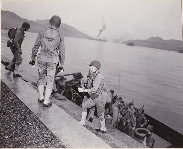 出島岸壁から上陸する米海兵隊兵士