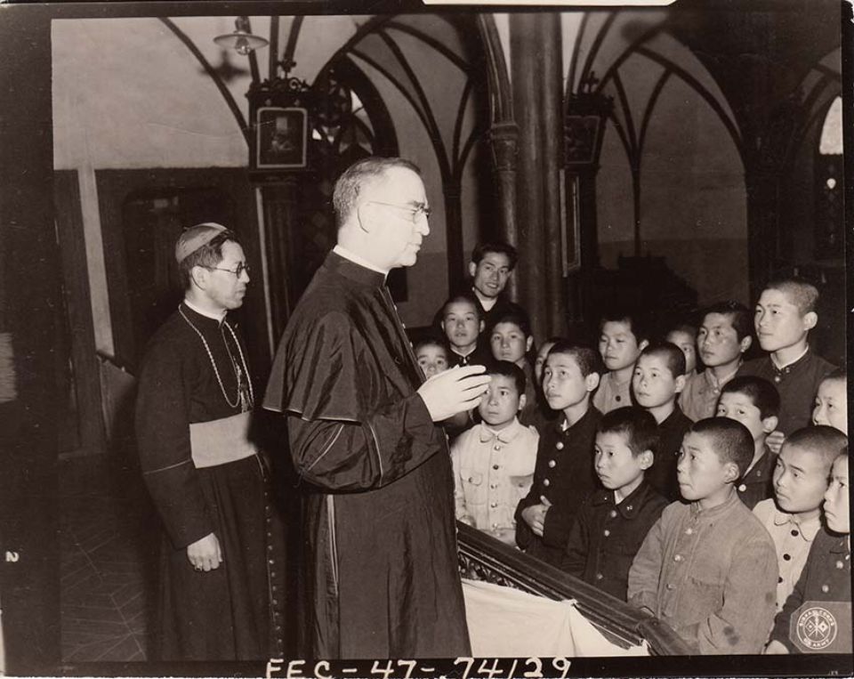 大浦天主堂を訪れたGHQ孤児問題対策特別顧問のフラナガン神父