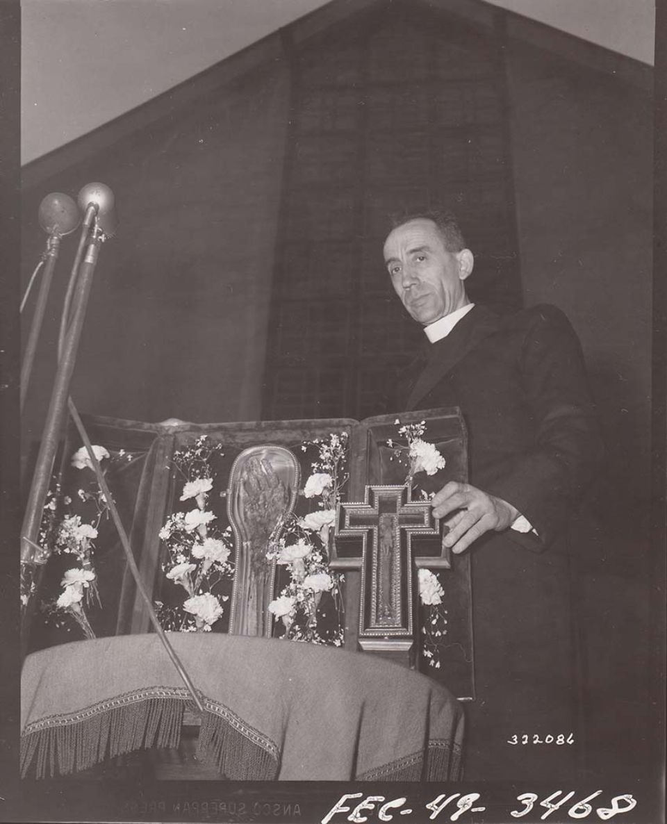 長崎駅で公開された聖フランシスコ・ザビエルの聖腕と聖人遺愛の十字架