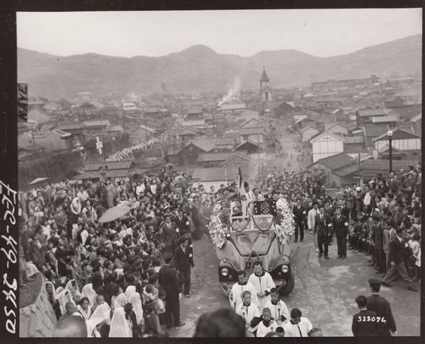 西坂公園へ向かう聖腕行列