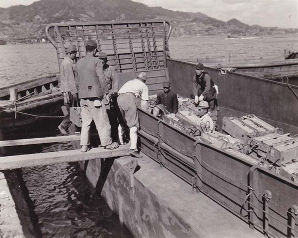 海中投棄される弾薬を運び込む日本人労働者