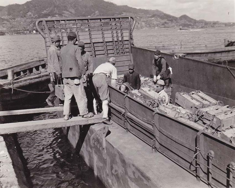 海中投棄される弾薬を運び込む日本人労働者