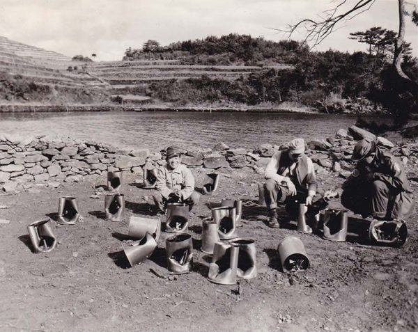 弾薬処理現場での短二十糎砲薬莢の破壊作業