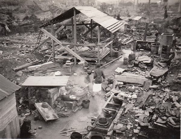 焼け跡に建てられたバラック