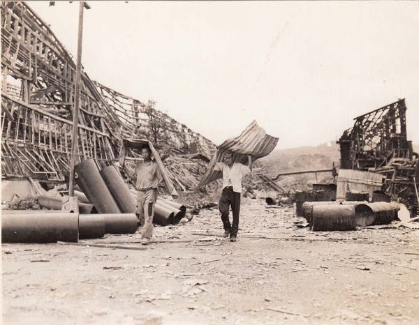 三菱長崎兵器製作所大橋工場付近でトタン板を運ぶ人