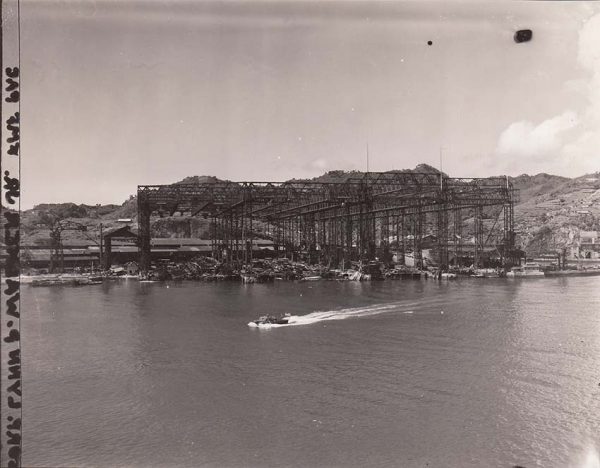 海上から見た三菱長崎造船所立神工場