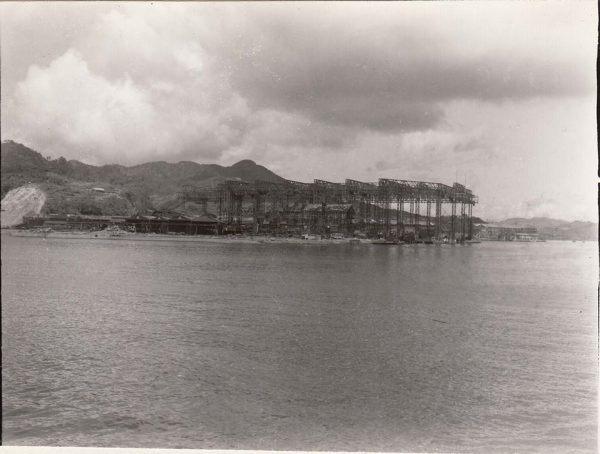 海上から見た三菱長崎造船所立神工場