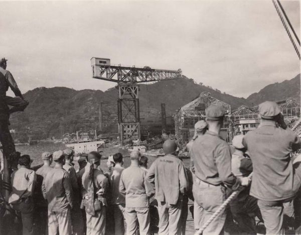 海上から見た飽ノ浦岸壁付近