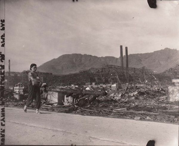 岩川町浦上駅前付近県道を歩く女性
