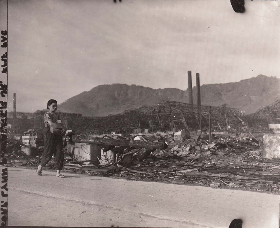 岩川町浦上駅前付近県道を歩く女性