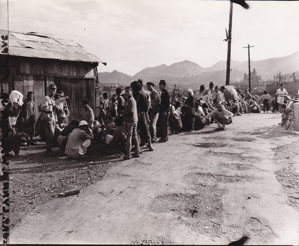 松山橋そばの配給所に並ぶ人々