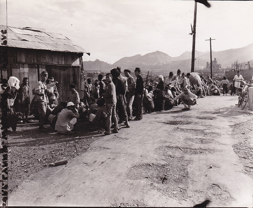 松山橋そばの配給所に並ぶ人々