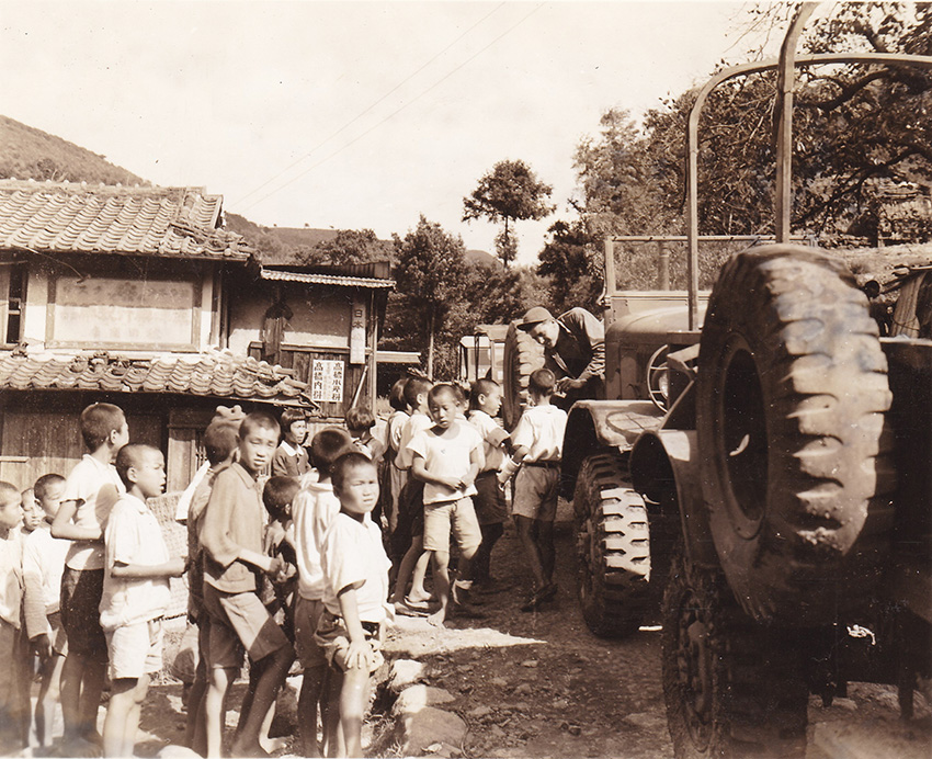 米軍のジープに群がる子供たち