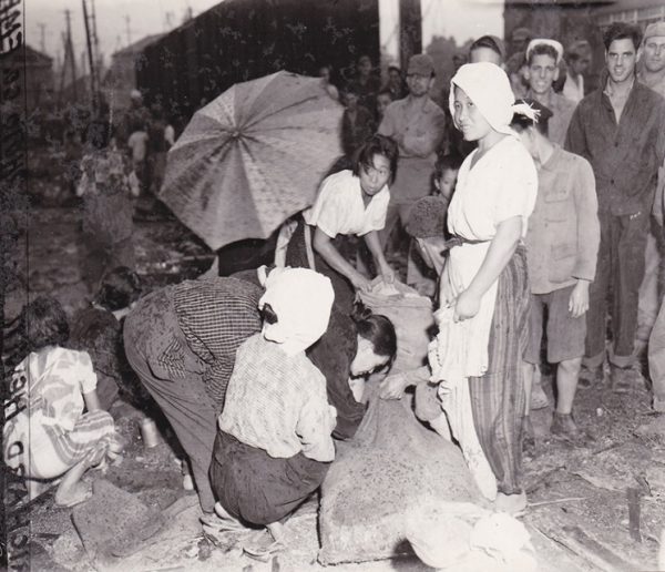 食糧配給を求めて集まった人々