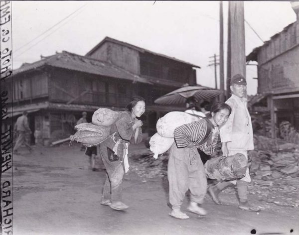 配給食糧を持ち帰る人々