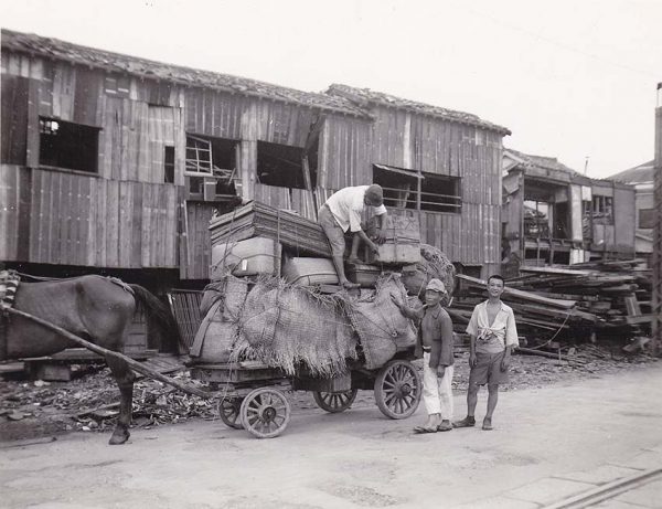 馬車を使った引越し作業