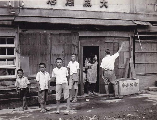 商店前の子供たち