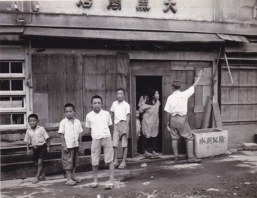 商店前の子供たち