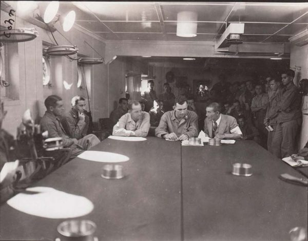 権限移譲交渉に臨む米軍側代表と長崎地区の日本側使節団