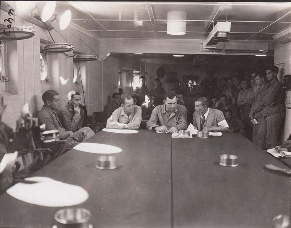 権限移譲交渉に臨む米軍側代表と長崎地区の日本側使節団