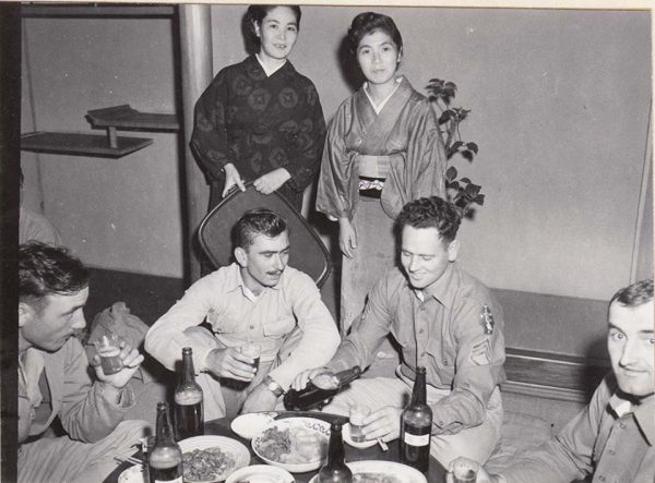 料亭でくつろぐ米兵たち