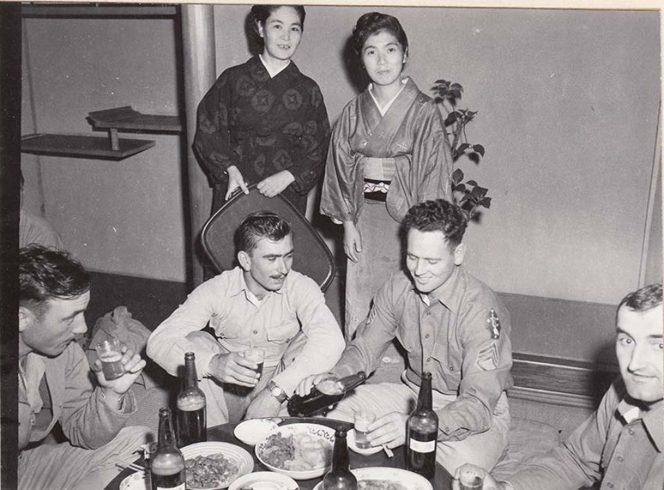料亭でくつろぐ米兵たち