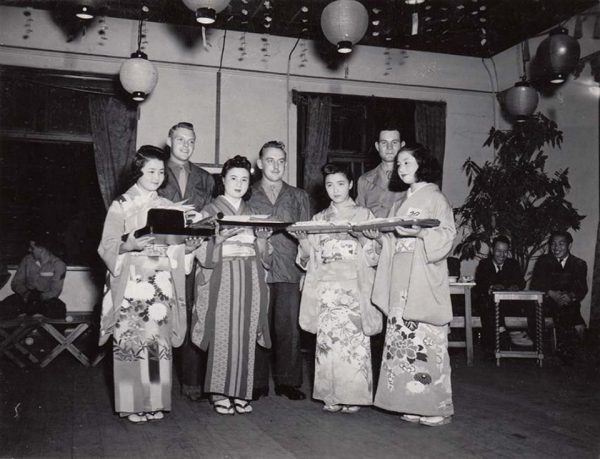 浜町、宝塚ダンスホールで行われた美人コンテスト