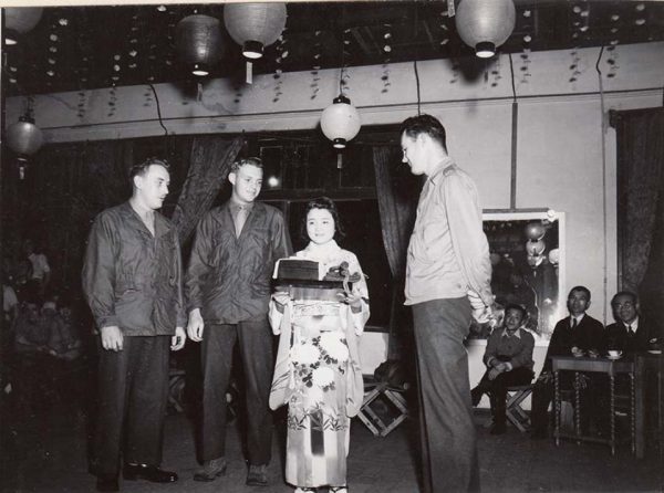 浜町、宝塚ダンスホールで行われた美人コンテスト