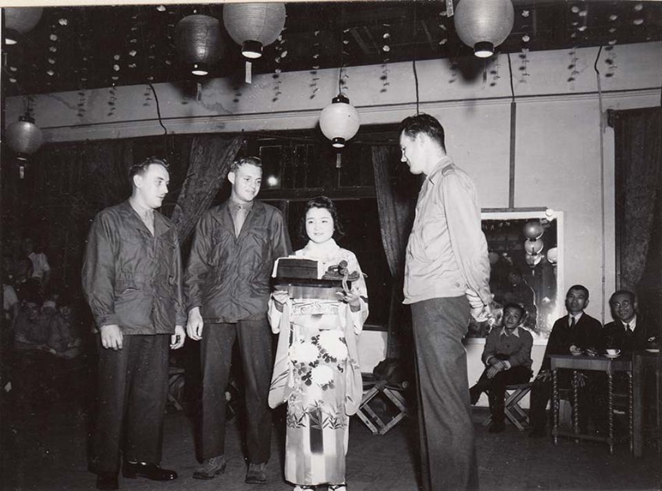 浜町、宝塚ダンスホールで行われた美人コンテスト