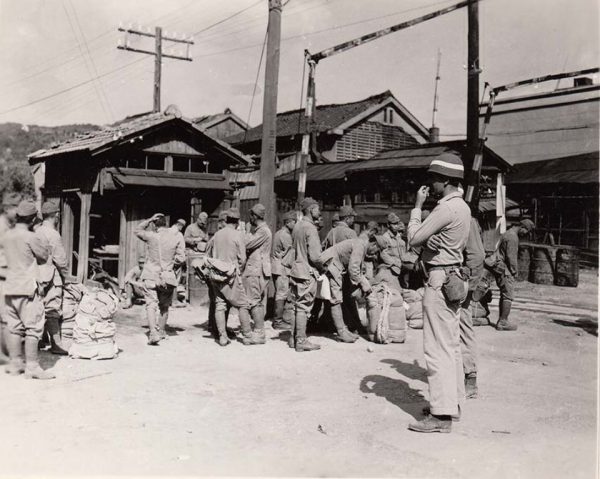 大波止で送還された日本兵を警備する米海兵隊憲兵