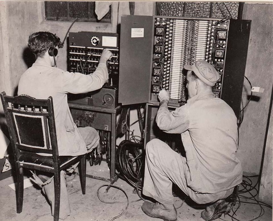 米海兵隊が上陸して1時間半で設置された通信用スイッチボード