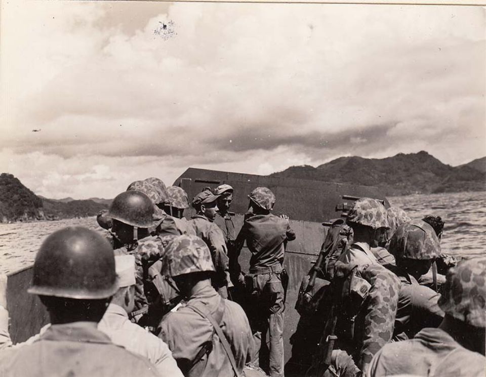 長崎港に入港する米海兵隊